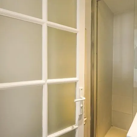 Sunny Notre Dame Apartment Paris