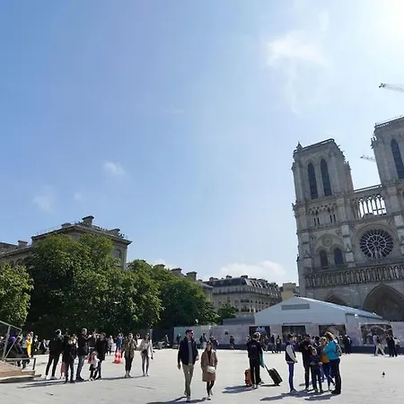 Sunny Notre Dame Apartment
